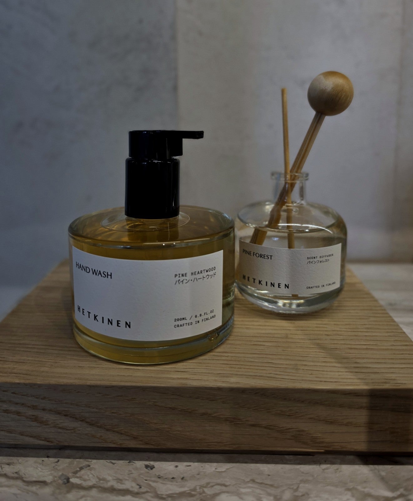 Hetkinen Handseife Pine Heartwood und Scent Diffuser Pine Forest auf einem Eichenbrett